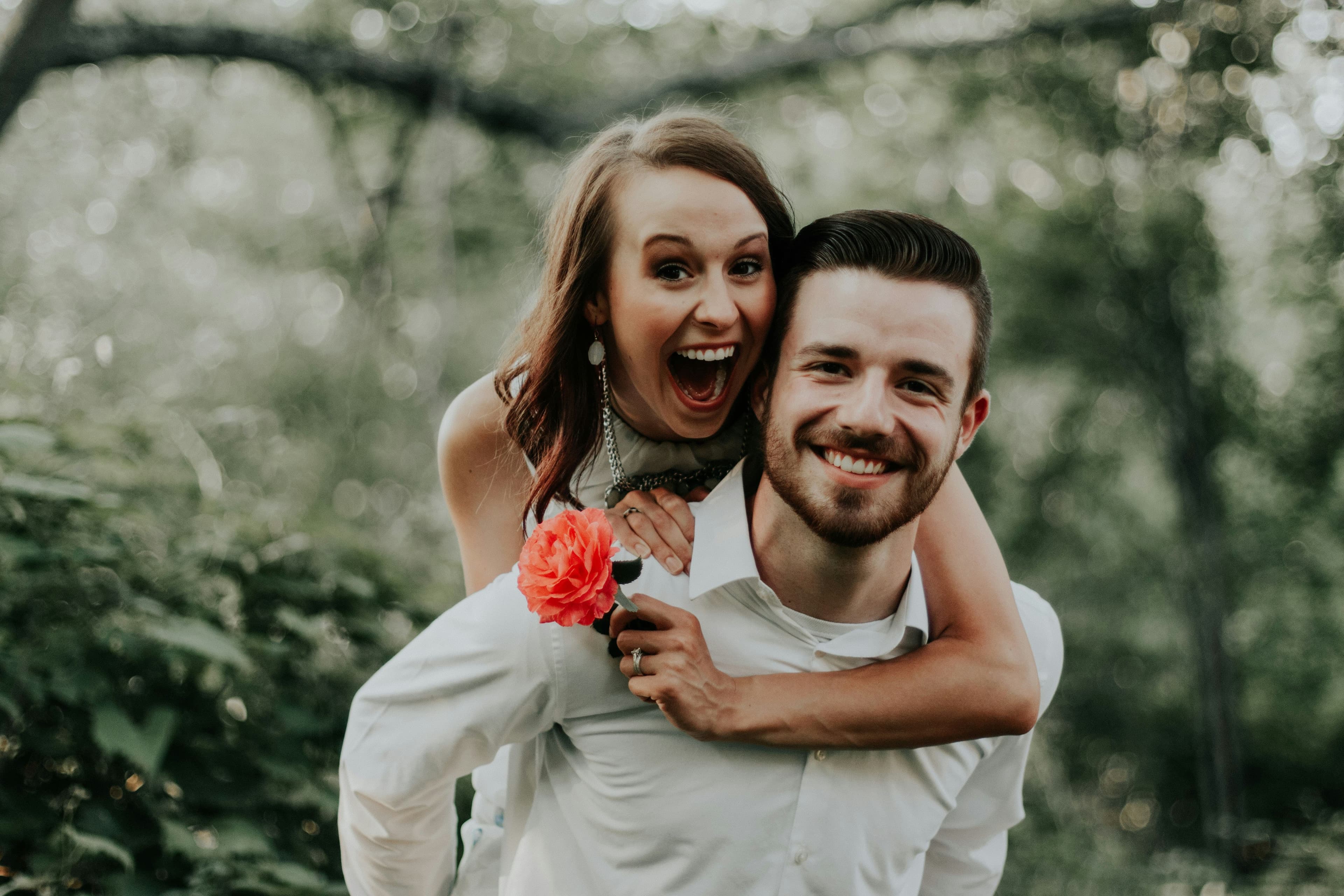 Couple de mariés écoutant leurs souvenirs audio après le mariage